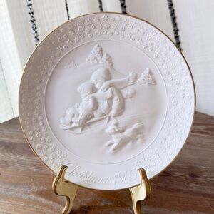 Gold Trimmed Christmas 1985 Decorative Plate, Home Decor, Old Days Nostalgia.